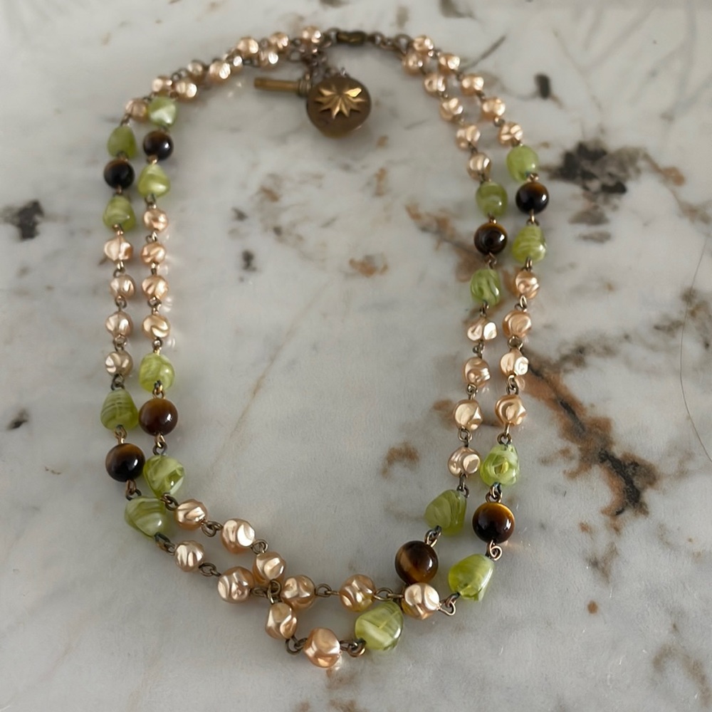 Pearl like and beaded vintage feel necklace.